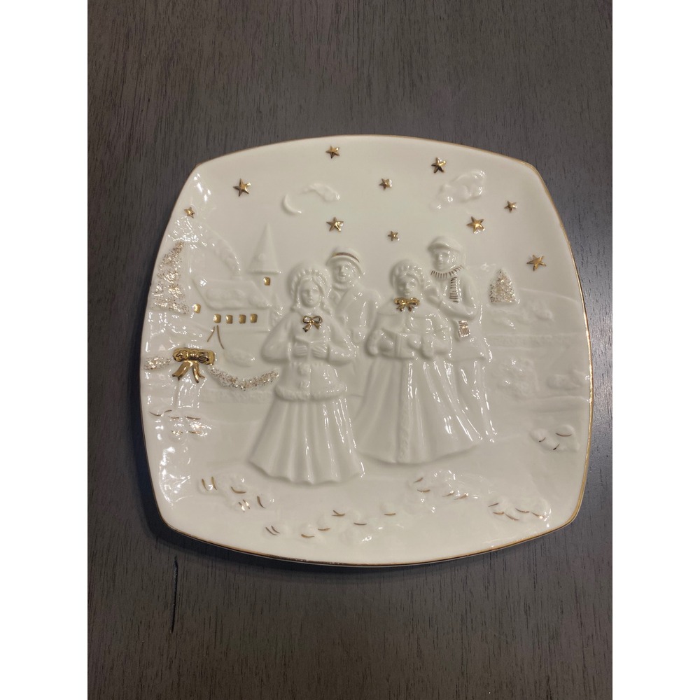 Mikasa Holiday Elegance 3D Porcelain Carolers Plate Gold Trim White 8.25in